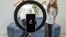 Paauglės filmuoja video &bdquo;TikTok'ui&ldquo;