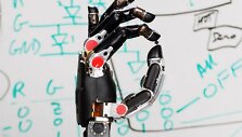 DARPA rankos protezas, kuris geba perteikti lytėjimo pojūtį