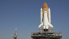 NASA raketų transporteris su Atlantis erdvėlaiviu keliauja iki paleidimo aik&scaron;telės. (NASA/Kim Shiflett, Wikimedia)