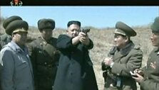 &Scaron;iaurės Korėjos lyderis Kim Jong Unas su pistoletu rankose