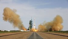 Raketos ne&scaron;ėjos &bdquo;Long March&ldquo; pakilimas 