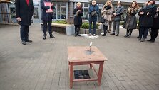 Vilniaus Mindaugo gatvėje į paminklo Johnui Lennonui pamatą įmūrytas pirmas simbolinis akmuo.