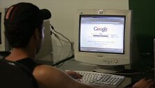 Vaikinas interneto kavinėje Brazilijoje