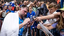 Luka Dončičius dalina autografus po rungtynių