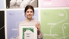 Milda &Scaron;iulytė už projektą &bdquo;Mintys ir refleksijos Ease&ldquo; apdovanota &bdquo;Jaunojo dizainerio prizu&ldquo;