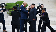 Trečią kartą susitiko Donaldas Trumpas ir Kim Jong Unas