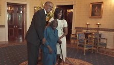 Baltuosiuose rūmuose apsilankiusi 106 metų senolė pa&scaron;oko su Baracku Obama