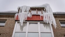 Panevėžio centre, Vilniaus gatvėje, vir&scaron; praeivių galvų kybantys milžini&scaron;ki varvekliai tapo tikru kantrybės ir saugumo egzaminu.