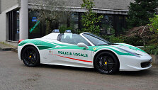 Milano policijos automobilis &bdquo;Ferrari 458 Spider&ldquo;