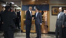 JAV prezidentas Barackas Obama sveikinasi su Japonijos premjeru Shinzo Abe