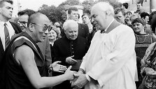 Dalai Lama ir disidentas Viktoras Petkus. Centre &ndash; monsinjoras Kazimieras Vasiliauskas
