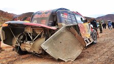 Nassero Al-Attiyah &bdquo;Toyota Hilux&ldquo; su trimis ratais