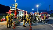 Gaisrininkų brigada netoli tunelio, kuriame užsidegė traukinys