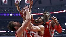 Donatas Motiejūnas ir Dwightas Howardas stabdo Joakimą Noah