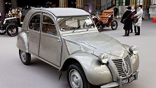 Citro&euml;n 2CV ilgą laiką ne&scaron;iojo banguotą kapotą &ndash; tokia forma suteikė standumo