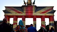 Berlyno Brandenburgo vartai nu&scaron;vito Didžiosios Britanijos vėliavos spalvomis