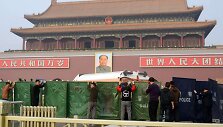Tiananmenio aik&scaron;tėje policininkai užtvėrė įvykio vietą.