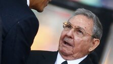 Barackas Obama per Nelsono Mandelos pagerbimą paspaudė ranką Kubos lyderiui Rauliui Castro