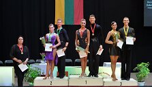 Suaugusiųjų grupės podiumo nuotrauka