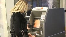 Panevėžietė i&scaron; bankomato ima eurus
