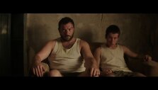 Denisas M&eacute;nochetas filme &bdquo;Norfolkas&ldquo; (kairėje)