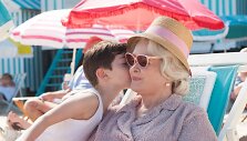 Nikolia su močiute filme &bdquo;Mažylio Nikolia atostogos&ldquo;