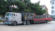 Tokie vilkikų traukiami autobusai važinėja tik Kuboje