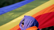 Международный символ сексуальных меньшинств - флаг раскрашенный в цвета радуги