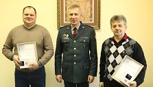 Rimantas Chorūnas ir Vilius Sprindys su Tel&scaron;ių apskrities komisaru Remigijumi Rudminu.