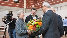 Lenkijos ambasadorius Jaroslavas Čubinskis Vandai Rodovič įteikė gėlių puok&scaron;tę