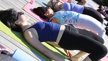 Kai kurias jogos asanas galite atlikti nei&scaron;lipę i&scaron; lovos