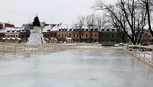 Kauno Rotu&scaron;ės aik&scaron;tėje pradėjo veikti čiuožykla po atviru dangumi