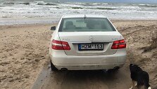 Automobilis &bdquo;Mercedes Benz&ldquo; atvažiavo iki pat jūros Užkanavės g. dviračių taku 