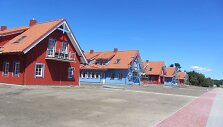Nidoje įrengti penki vadinamojo žvejo tipo nameliai socialinio būsto metų metus laukusioms &scaron;eimoms, dar viename name įrengti tarnybiniai butai.