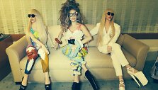 Lady Gaga (centre) su lėlėmis &bdquo;Gagadoll&ldquo;