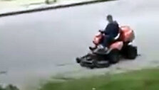 Pareigūnai Klaipėdoje sustabdė neblaivų žoliapjovės vairuotoją.