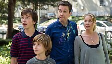 Skyleris Gisondo, Steele'as Stebbinsas, Edas Helmsas ir Christina Applegate komedijoje &bdquo;Kvai&scaron;ų atostogos&ldquo;