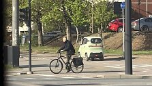 Skaitytojo nuotraukoje: mikroautomobilis važiuoja dviračių taku