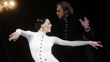 Anželikos Cholinos spektaklis &bdquo;Ana Karenina&ldquo; grįžta į Trakų pilį.