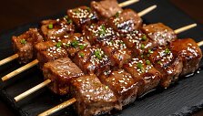 Grilintos mėsos ie&scaron;melis su teriaki padažu