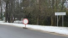 Eismą draudžiantis ženklas suglimino ir Skuodo gyventojus. Jie i&scaron;sigando, kad važiuodami į namus bus palaikyti pažeidėjais.