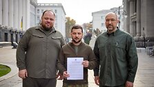 Ukrainos prezidentas Volodymyras Zelenskis, Auk&scaron;čiausiosios Rados pirmininkas Ruslanas Stefančukas ir premjeras Denysas &Scaron;myhalis pasira&scaron;ė pra&scaron;ymą Ukrainą skubiai priimti į NATO 