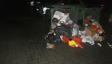 Girtas vyras vartė &scaron;iuk&scaron;lių konteinerius ant ma&scaron;inų. 