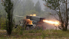 Ukrainos artileristai &scaron;audo i&scaron; raketinės sistemos &bdquo;Grad&ldquo; per mokymus