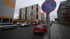 Perkūnkiemio gatvės gyventojai, nei&scaron;sipirkę garažų, automobilius stato draudžiamose vietose, nes kitur nėra kur. 