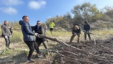 Savanoriai &scaron;e&scaron;tadienį dalyvavo talkoje prie jūros