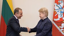 Dalia Grybauskaitė įteikia apdovanojimą Petrui Masiuliui