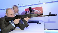 Vladimiras putinas su Kala&scaron;nikovo automatu