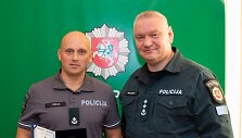 Pareigūnas i&scaron; Skuodo Artūras Ti&scaron;kus Klaipėdos apskrities VPK vadovo Alfonso Motuzo apdovanotas medaliu