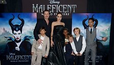 Bradas Pittas ir Angelina Jolie su vaikais (i&scaron; kairės) Paxu, Zahara, Knoxu, Shiloh ir Maddoxu